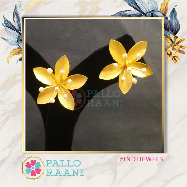 Matte gold lilly earring - gold